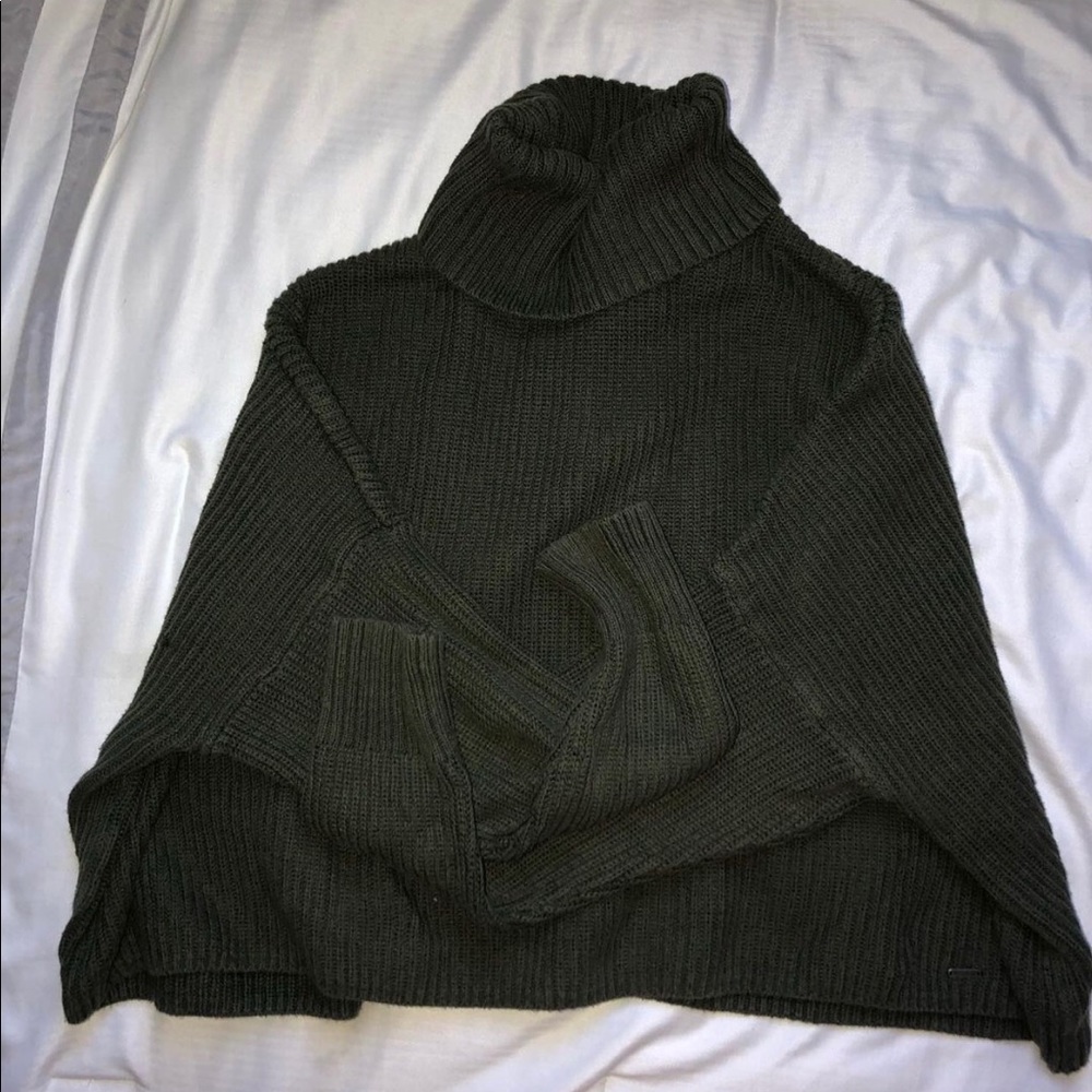 HOLLISTER GREEN CROPPED TURTLE-NECK SWEATSHIRT